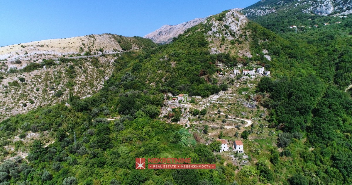 Old Montenegrian village with more than 15 ruins and 18000m2 land, Budva, Petrovac